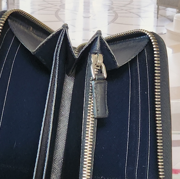 AUTHENTIC Large Zip Around Wallet EXCELLENT CONDITION. - Picture 6 of 16